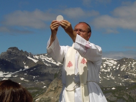 Il Papa e l’aborto: replica di don Mangiarotti alla notizia sullo“ sbattezzo”