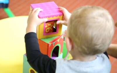 OMS, insegnare ai bimbi 9-12 anni contraccezione e prime esperienze